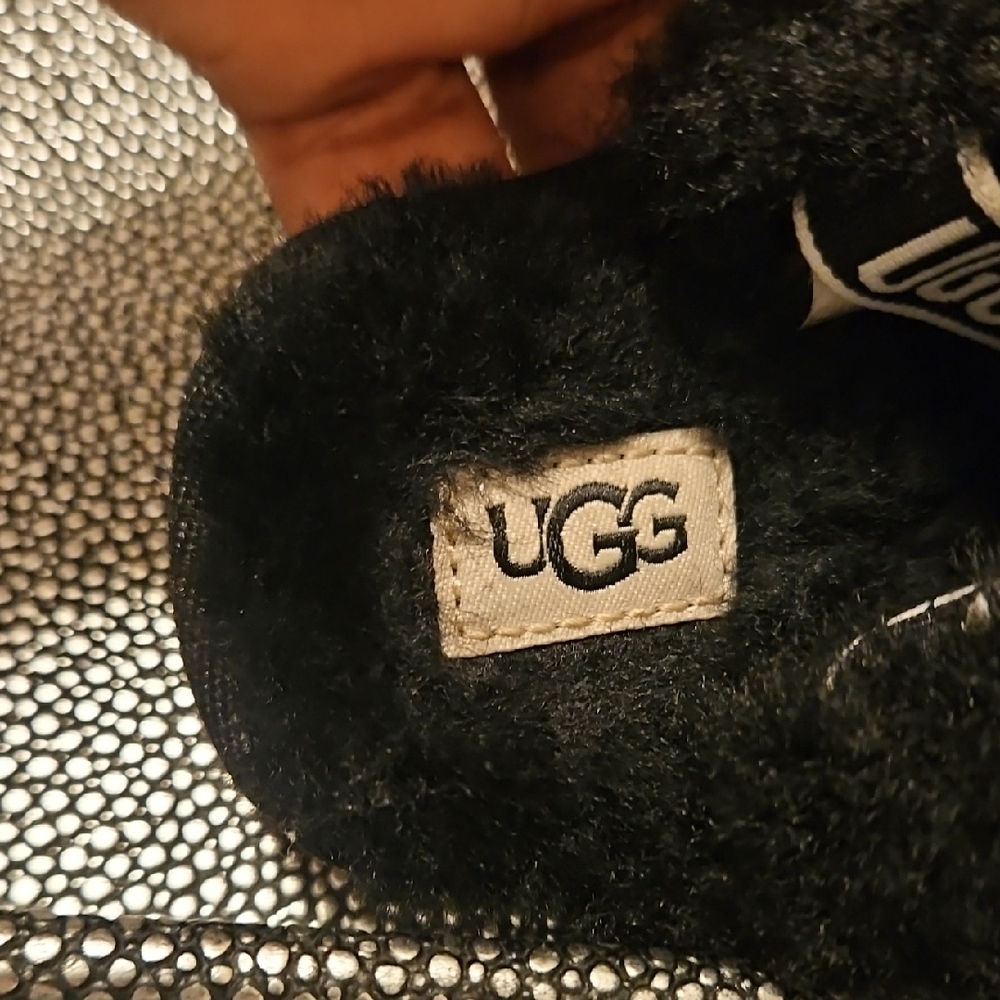 UGG Black Fuzzy Slippers Infant sz 2/3 - Picture 3 of 7